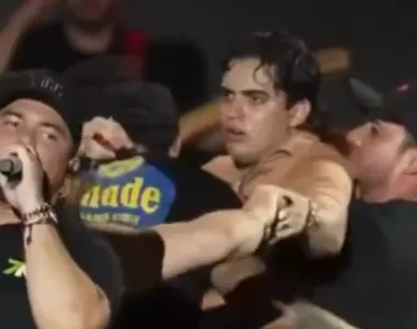 Momento em que Natanzinho é retirado do palco pelos seguranças