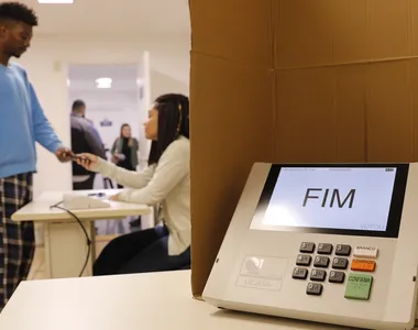 Cabina de votação com a nova urna modelo UE2020 é apresentada em seção eleitoral simulada no Tribunal Regional Eleitoral, no centro do Rio de Janeiro.