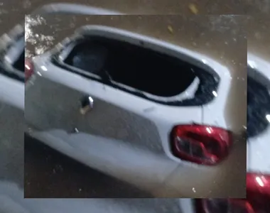 Carro ficou cercado por água em trecho de obra