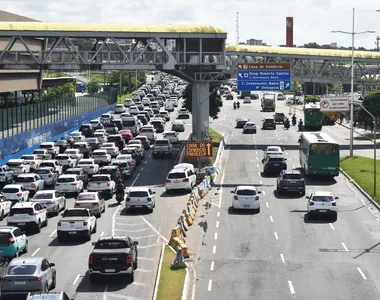 Engarrafamento registrado em avenida de Salvador