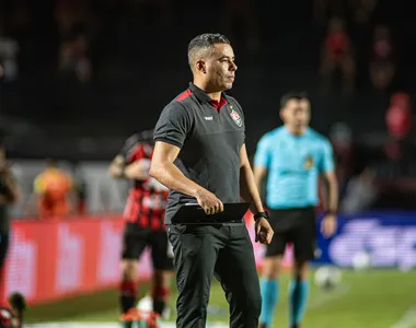 Jair Ventura, técnico do Vitória