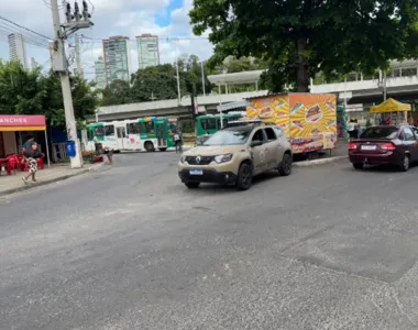 Moradores têm que andar até a entrada do bairro para pegar o buzu