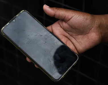 SALVADOR
SINDICATO DAS TRABALHADORAS FAZ MANIFESTAÇÃO EM DELEGACIA  
Na foto: Tela do celular de Aline Rodrigues de Brito, trabalhadora doméstica que acusa patroa de agressão  
Foto: Rafaela Araújo/ Ag. A TARDE  
Data: 04/09/2023