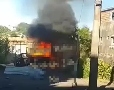 Incêndio consumiu carro e ainda deixou homem ferido