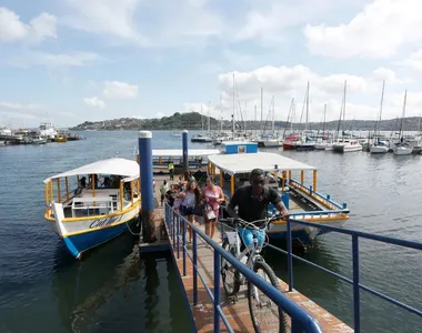 Pessoas desembarcando no terminal marítimo da Ribeira