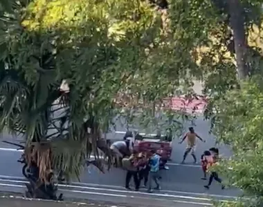 Capotamento aconteceu na tarde deste domingo (27)