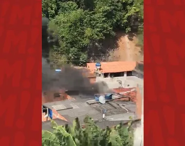 Casa pega fogo no Vale do Matatu