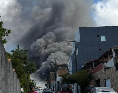 Incêndio no bairro de Itinga, em Lauro de Freitas, neste sábado (11)