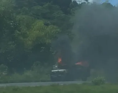 Veículo pegou fogo no sentido Feira de Santana