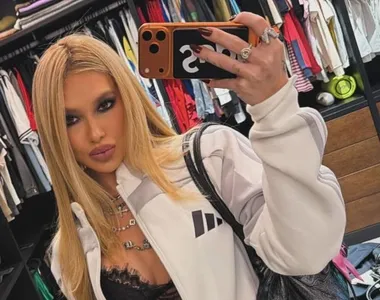 Virginia posa para foto na mansão de Vini Jr.