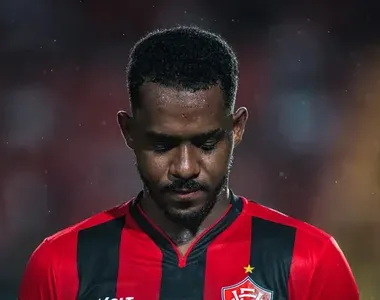 Edu, zagueiro do Vitória, saiu lesionado do Ba-Vi