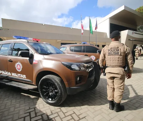 Imagem ilustrativa da imagem Cabeça de facção 'deita' após tiroteio e PM apreende arsenal; veja