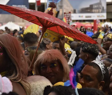 Imagem ilustrativa da imagem Carnaval com 50 conto? Ambulantes ensinam a se virar na folia