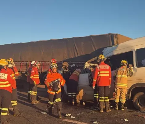 Imagem ilustrativa da imagem Acidente entre caminhão e van que saiu da Bahia deixa cinco mortos