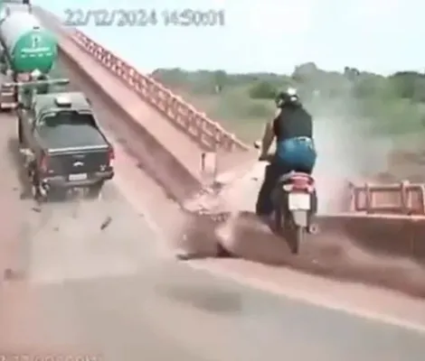 Imagem ilustrativa da imagem Assista o momento em que ponte desaba e deixa 14 mortos