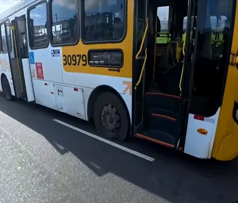 Imagem ilustrativa da imagem Com tiros, ônibus é interceptado após uso indevido de rodoviário