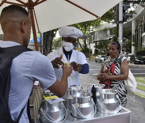 Imagem ilustrativa da imagem Da música ao mingau: pianista encontra sustento nas ruas de Salvador