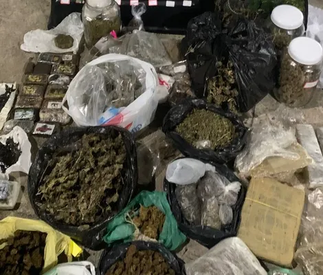 Imagem ilustrativa da imagem Estufas de drogas tomam ‘quebrança’ em Pituaçu após fuga de suspeito