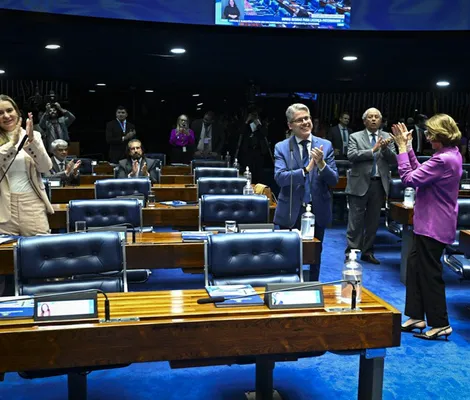 Imagem ilustrativa da imagem Licença-paternidade de 20 dias é aprovada no Senado