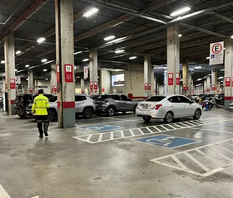 Imagem ilustrativa da imagem Vagas prioritárias em estacionamentos são ocupadas por quem não deve