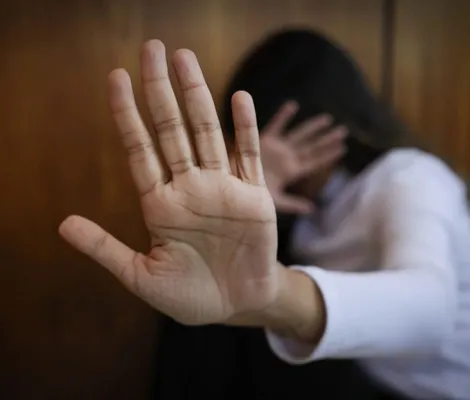 Imagem ilustrativa da imagem Violência contra a mulher: saiba sinais de alerta, como reagir e mais
