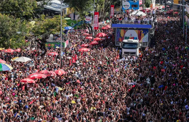 Imagem ilustrativa da imagem Daniela, Ivete e mais: turistas dão a voz sobre melhor show da folia
