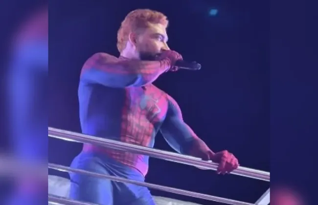 Imagem ilustrativa da imagem Vídeo: 'badalo' de cantor viraliza em show no Carnaval