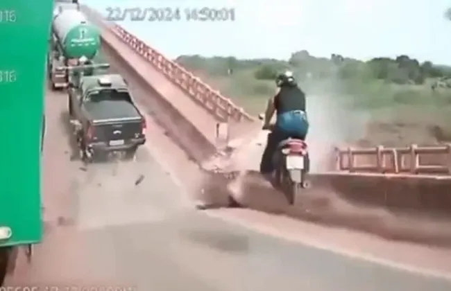 Imagem ilustrativa da imagem Assista o momento em que ponte desaba e deixa 14 mortos