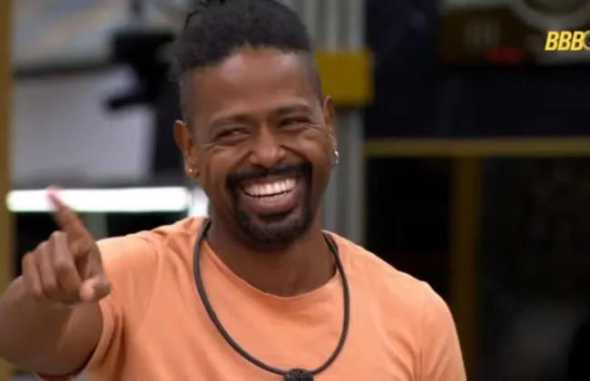 Imagem ilustrativa da imagem BBB 26: Boneco fica doidão após atendimento médico e diverte o público