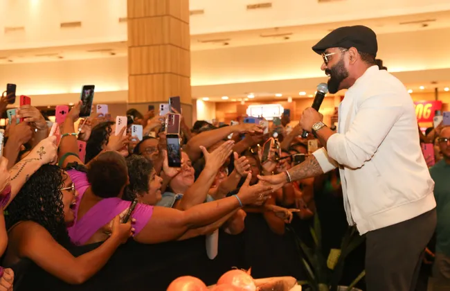 Imagem ilustrativa da imagem Em pocket show, Pablo leva arrocha para dentro de shopping