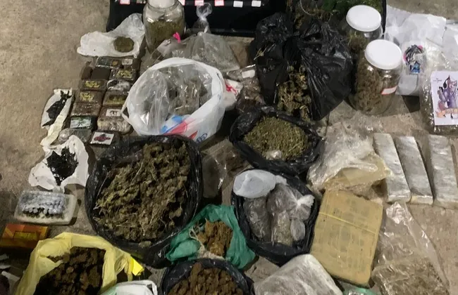 Imagem ilustrativa da imagem Estufas de drogas tomam ‘quebrança’ em Pituaçu após fuga de suspeito