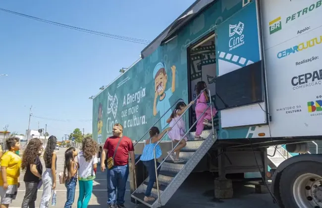 Imagem ilustrativa da imagem Filmes de graça e pipoca liberada: carreta de cinema chega na Bahia
