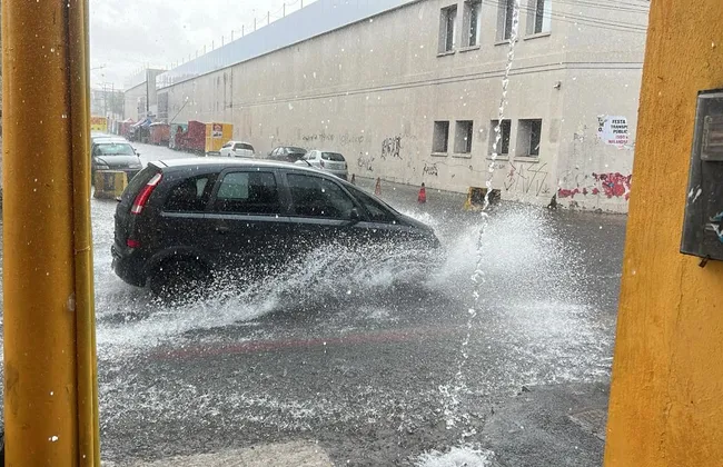 Imagem ilustrativa da imagem Queda de chuva forte em Salvador liga alerta para desabamentos