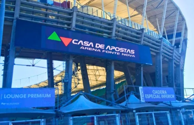 Imagem ilustrativa da imagem VÍDEO: Arena Fonte Nova retira letreiro da Casa de Apostas após MP das bets