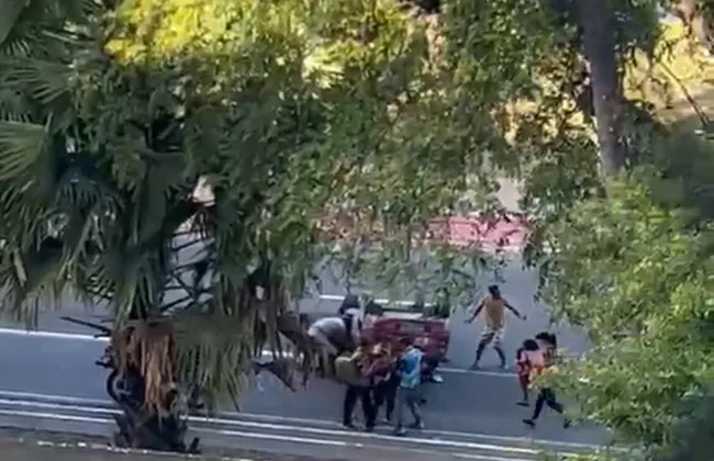 Imagem ilustrativa da imagem Vídeo: carro capota no Dique do Tororó e mobiliza equipes de socorro