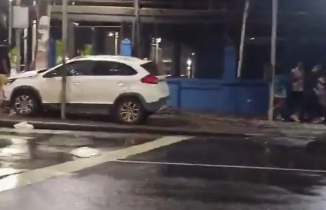 Imagem ilustrativa da imagem Vídeo: carro desgovernado atinge ponto de ônibus na Barra