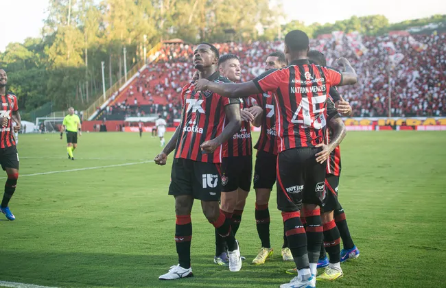 Imagem ilustrativa da imagem Vitória bate o São Paulo com direito a “olé” no Barradão