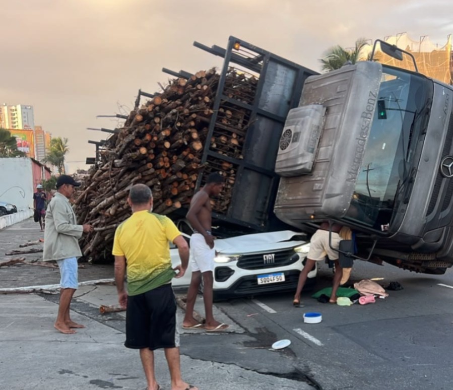 Batida entre carro e moto termina com mulher morta na Bahia