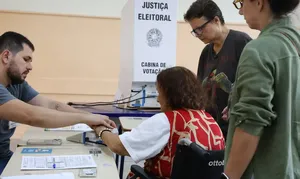 Idosos vão às urnas e são destaque do último dia de Eleições