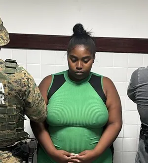 Imagem ilustrativa da imagem Presa entrega depósito e colega do CV em Feira de Santana