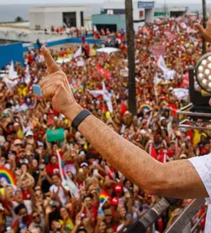Imagem ilustrativa da imagem Gilberto Gil reage a título dado a Flávio Bolsonaro em Salvador
