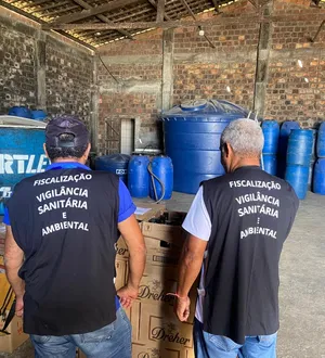 Imagem ilustrativa da imagem Polícia encontra 5 mil litros de cachaça armazenados irregularmente