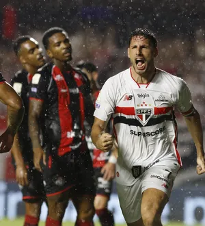 Imagem ilustrativa da imagem Vitória perde para o São Paulo no MorumBIS; veja os gols do jogo