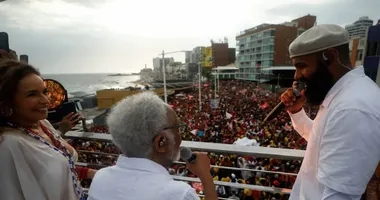 Imagem ilustrativa da imagem Baiana System encerra Ato pela Democracia puxando multidão em Salvador