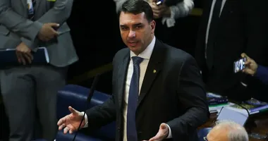 Imagem ilustrativa da imagem Entenda por que Flávio Bolsonaro receberá Título de Cidadão de Salvador