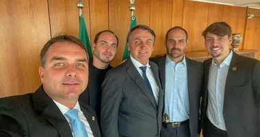 Imagem ilustrativa da imagem Entre cargos e fugitivos, entenda modus operandi da família Bolsonaro