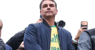 Imagem ilustrativa da imagem Flávio Bolsonaro entra na mira da PF por envolvimento com bets