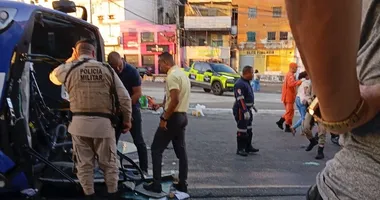 Imagem ilustrativa da imagem Ônibus com pacientes tomba em acidente com outros veículos em Salvador