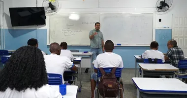 Imagem ilustrativa da imagem Professores da EJA vão além da aula e ajudam alunos a recomeçar
