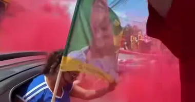 Imagem ilustrativa da imagem Vídeo: eleitores de Lula e Flávio Bolsonaro se encontram em Salvador